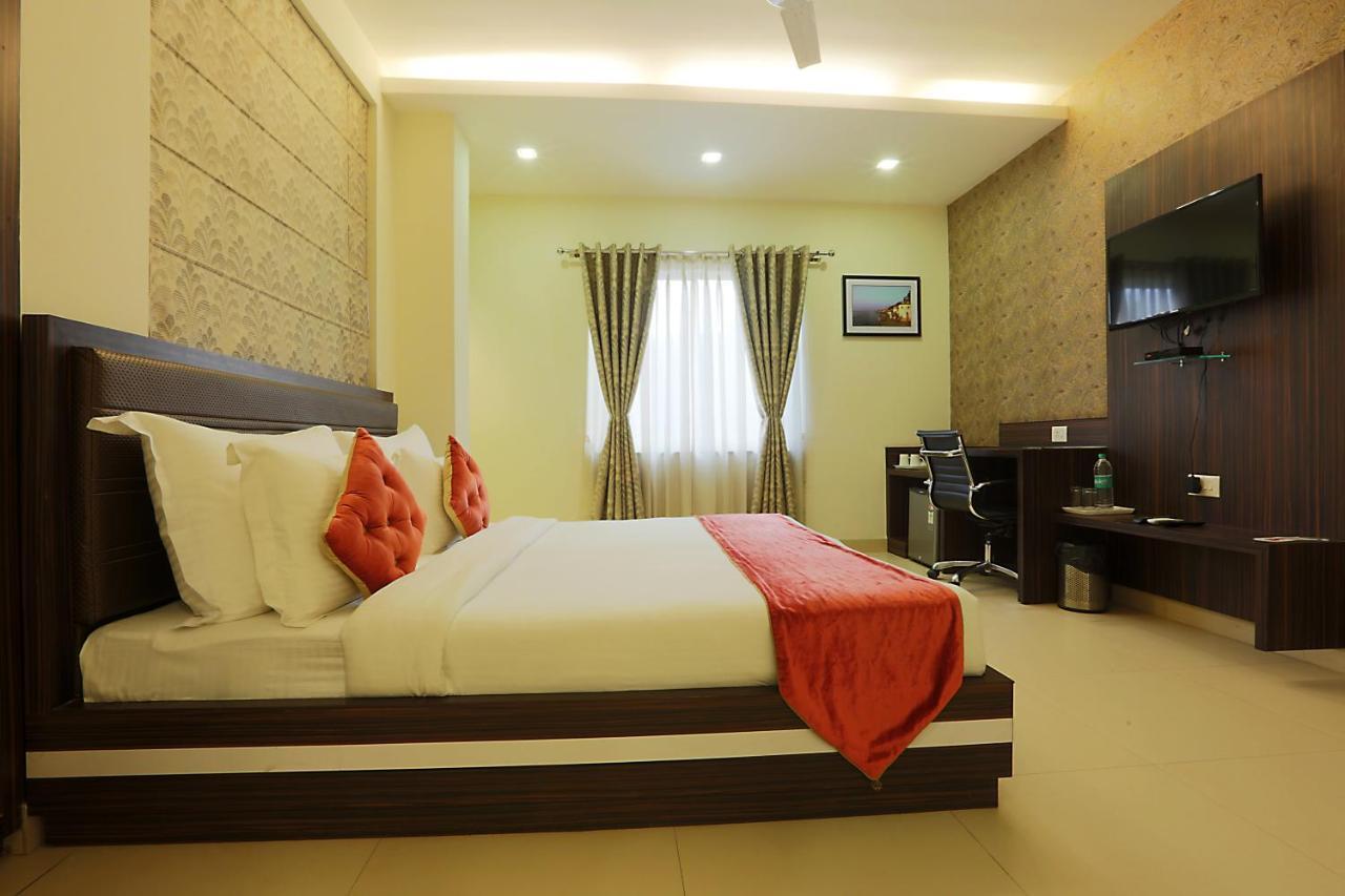 Hotel Premiere Villa Варанаси Экстерьер фото